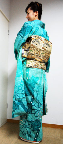 around thertyからの振袖